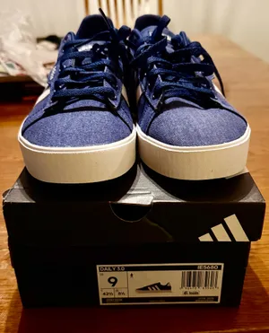 Women’s size 10/ Mens size 9 Adidas shoe thumbnail 2