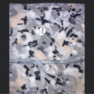 Lululemon Wunder Under Capri Leggings | Size 8 | Gray Camo thumbnail 5