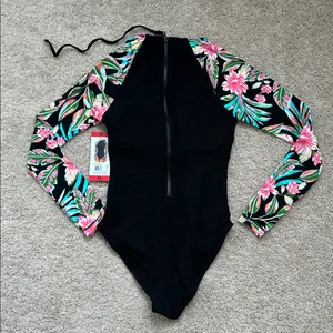 Hurley women’s swimsuit. M thumbnail 3