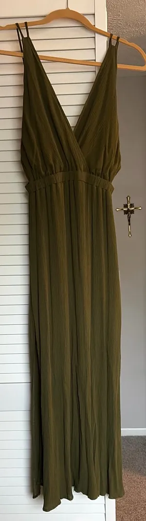Lulu’s forest green dress  thumbnail 1