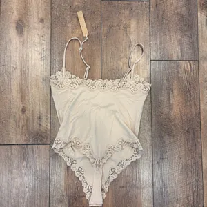 NWT SKIMS Fits Everybody Lace Cami Bodysuit Thong Snap Women's Size M - Clay Tan thumbnail 4