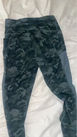 & Other Stories Green camo high-waisted leggings #camouflage #activewear #leggings with pockets thumbnail 3