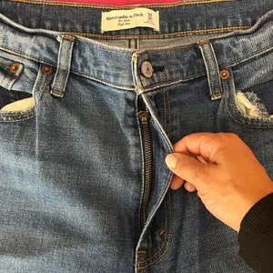 Abercrombie & Fitch Women's The Mom High Rise Ripped Raw Hem Jeans 30/10R‎ thumbnail 6