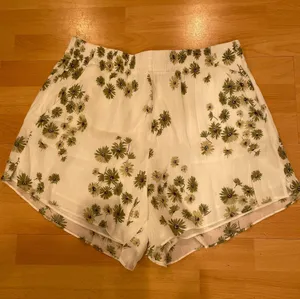 Abercrombie Dede X Emily Floral Shorts thumbnail 2