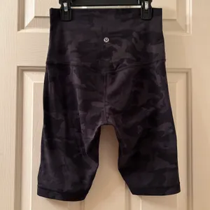 Lululemon Align Super High Rise 10” Short Size 6 Incognito Camo Multi Grey thumbnail 2