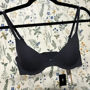SKIMS Fits Everybody Scoop Plunge Bra BR-UWR-1997 Onyx‎ Size 32DD thumbnail 2