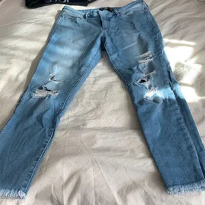 Abercrombie and Fitch signature cropped collection jeans thumbnail 4