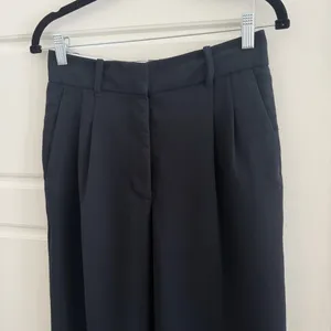 Aritzia Wilfred Black Straight leg Women's Pants thumbnail 2