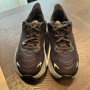 Hoka arahi 6 black and white shoes *no insoles* size 7B women thumbnail 2