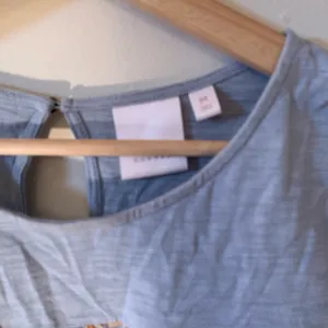 Lauren Conrad Floral Top size Medium thumbnail 3