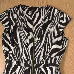 Womens H&M Black and White Satin Zebra Print Shirt Dress Size 6 thumbnail 6