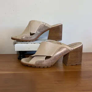 Sorel Joanie II Mule Tan Metallic Rose Gold Leather Block Heel Sandals NL3578 thumbnail 2