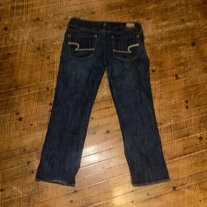 American Eagle Artist Crop dark wash normcore size 4 jeans thumbnail 3