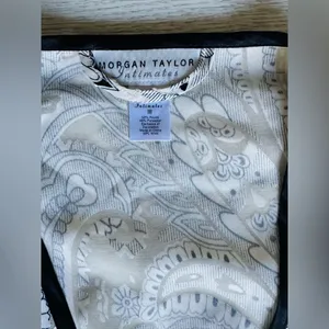Morgan Taylor Intimates Black and White Paisley Robe Size M Midi Length Tie Belt thumbnail 3