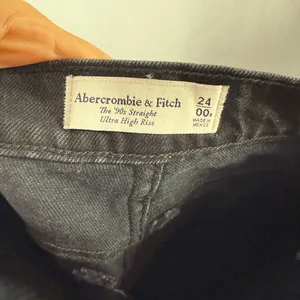 Abercrombie & Fitch Ultra High‎ Rise 90s Straight Jean in Black Size 24 or 00 thumbnail 9