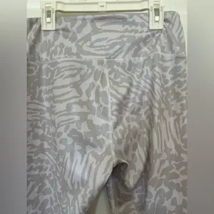 Good American leopard print white and silver leggings thumbnail 7