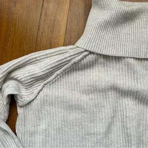 Abercrombie and Fitch sweater size M thumbnail 2