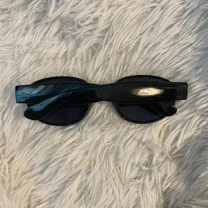 Black chic oval sunglasses thumbnail 4