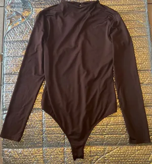 NWOT Lulus Long Sleeve Mock Neck Bodysuit - Deep Chocolate Brown Size L thumbnail 1