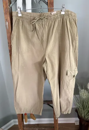 Covington size large light brown cargo capris pants thumbnail 1