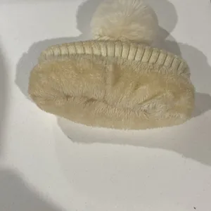Ugg beanie thumbnail 4