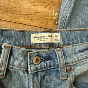 Abercrombie 90s Mid-Rise Straight Jeans thumbnail 4