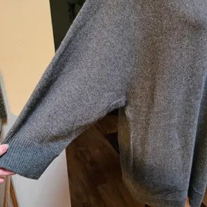 Neiman Marcus Exclusive Heather Grey Cashmere Knit V Neck Sweater thumbnail 3