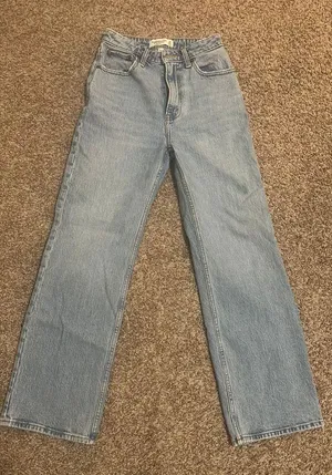 Abercrombie Curve Love Relaxed Jeans thumbnail 1