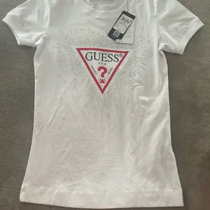 💋NWT GUESS Women's Short Sleeve Crew Neck Star Triangle Tee Shirt, Size XS thumbnail 3