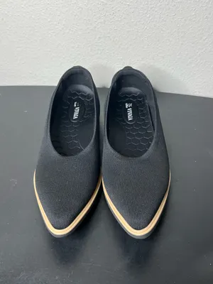 Vivaia Veronica Pointed Toe All Day Standing Flats in Black thumbnail 4
