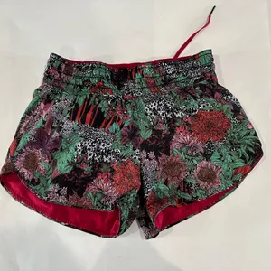 Lululemon Choose A Side Short‎ 3" - Reversible - Size 4. thumbnail 5