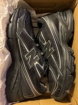 New Balance Shoes Women’s Black thumbnail 1