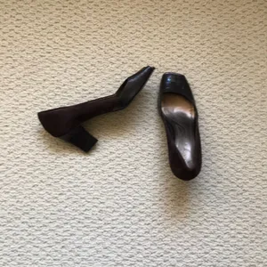 Tahari Brown Suede and patent heels. Sz 7. BNWOT. thumbnail 4