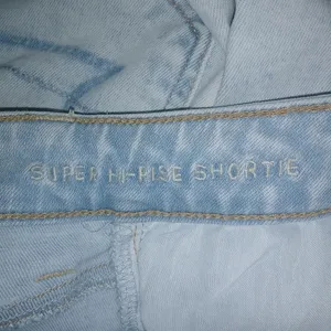 American Eagle 2 High Rise Shorty Jeans Light Wash Raw Hem Shorts thumbnail 5