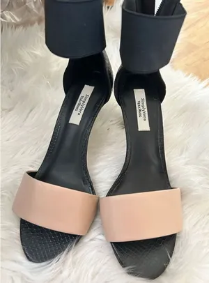Simply Vera wang heels with straps stretchy size 6.5 black and tan going out thumbnail 1