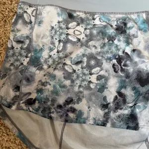 Lululemon Speed Up Low-Rise Short 2.5" in Kaleidofloral Multi / Blue Cast Sz 12 thumbnail 2