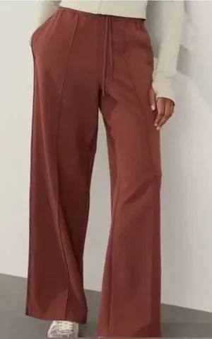 Athleta Endeavor High Rise Wide Leg Relaxed Track Pants Cherrywood Brown Small thumbnail 1