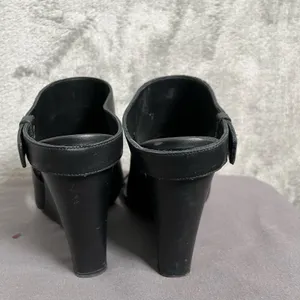 Vince Size 9.5 Black Leather Wedge Sandals Minimalist Y2K Quiet Luxury Heels thumbnail 2