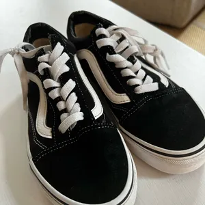 Vans unisex black shoe size 6 women’s 4.5 men’s thumbnail 1