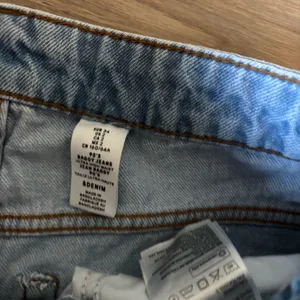 H&M & Denim 90s Baggy Jeans Ultra High Waist thumbnail 3
