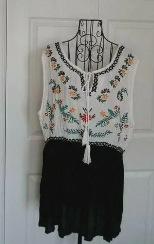 OSO Casuals Sleeveless Floral Embroidered CrinkleTop Black & White Elastic Sz1X thumbnail 1