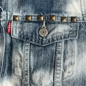 Levi’s Young Crop Trucker Denim Vest Sz M thumbnail 3