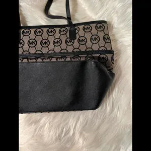 Michael Kors Signature Tote Bag – Stylish & Spacious thumbnail 7