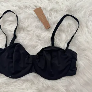 Skims Smoothing Intimates Strapless Bra Onyx Size 36B thumbnail 4