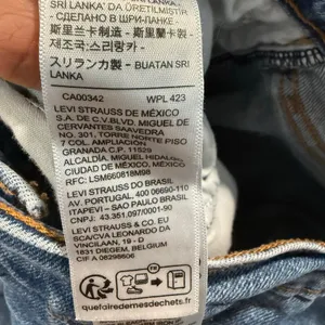 Levi’s Medium Wash Wedgie Straight Crop Jeans Sz 32 thumbnail 6