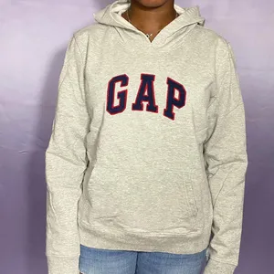 Gap heather grey hoodie Tagged women’s Large L fits a bit smaller classic logo at the front chest area in scarlet red and navy blue. It has a nice kangaroo pouch at the front Measurements: Length: 22” Bust: 44” Waist: 40” Hip: 38” Sleeve: 28” thumbnail 1