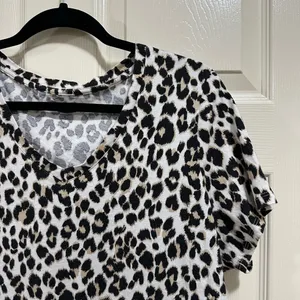 Old Navy short sleeve v-neck shirt leopard print size XL thumbnail 3