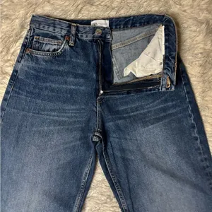Zara‎ Blue Medium Wash Women’s Wide Leg Raw Hem Jeans Size 8 thumbnail 3