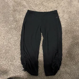 ALO Yoga 2000’s Y2K Athleisure Capri Pants thumbnail 2