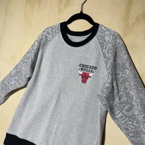 Vintage Chicago Bulls NBA‎ Woman's Medium Crewneck Sweatshirt Gray Black Graphic thumbnail 2